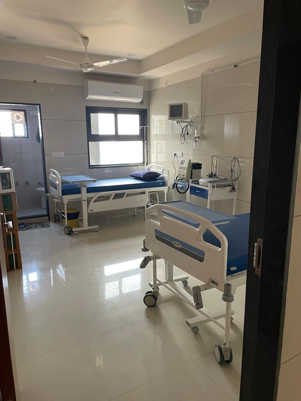 ICU room with two beds